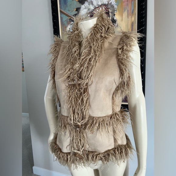 NEW INC Faux fur vest. - Picture 5 of 12